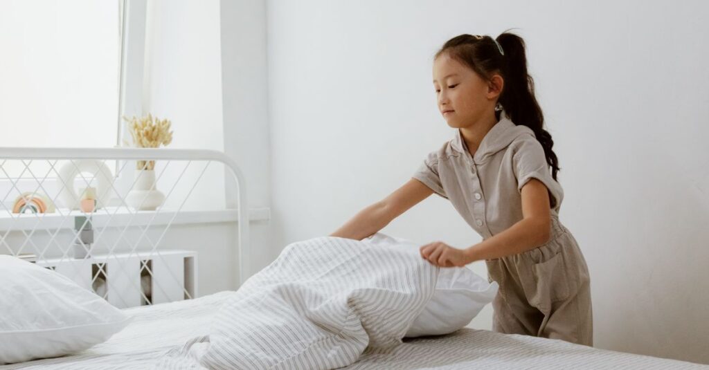 子どもが簡単な家事を自分でこなすことで家庭内の負担が軽くなる様子