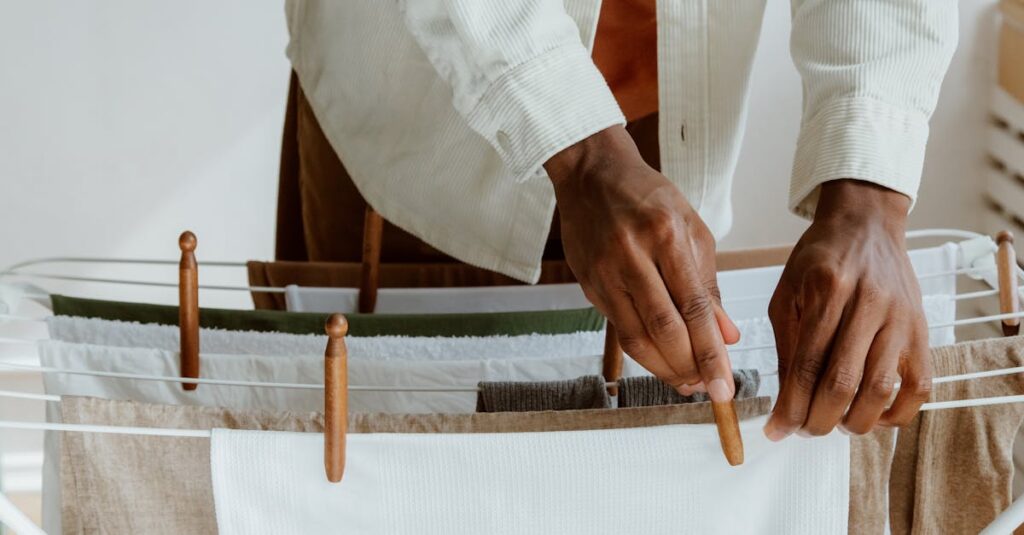 今すぐやめても問題ない家事のリストを確認する女性の様子