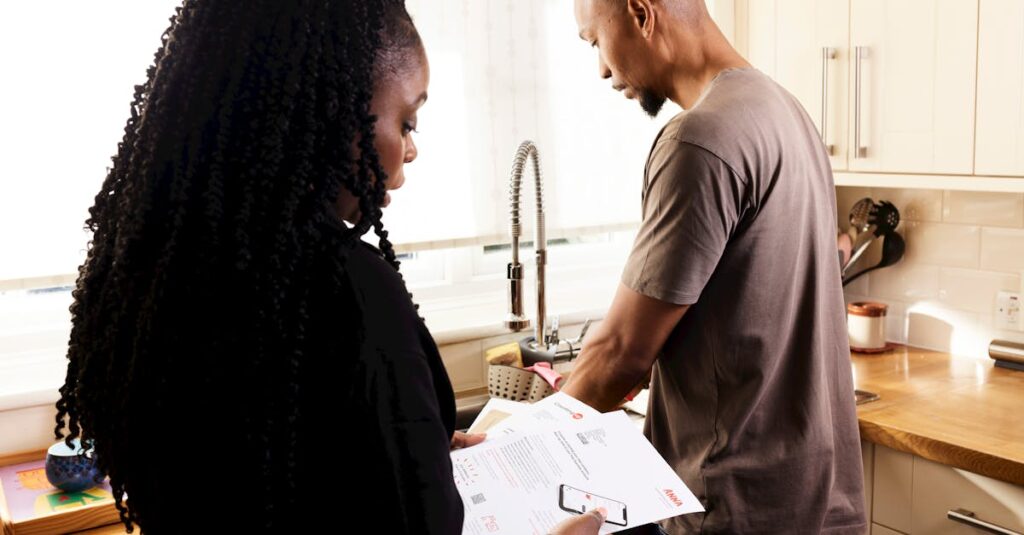 家族で家事を見える化して分担している様子を示す16:9のイラスト画像。