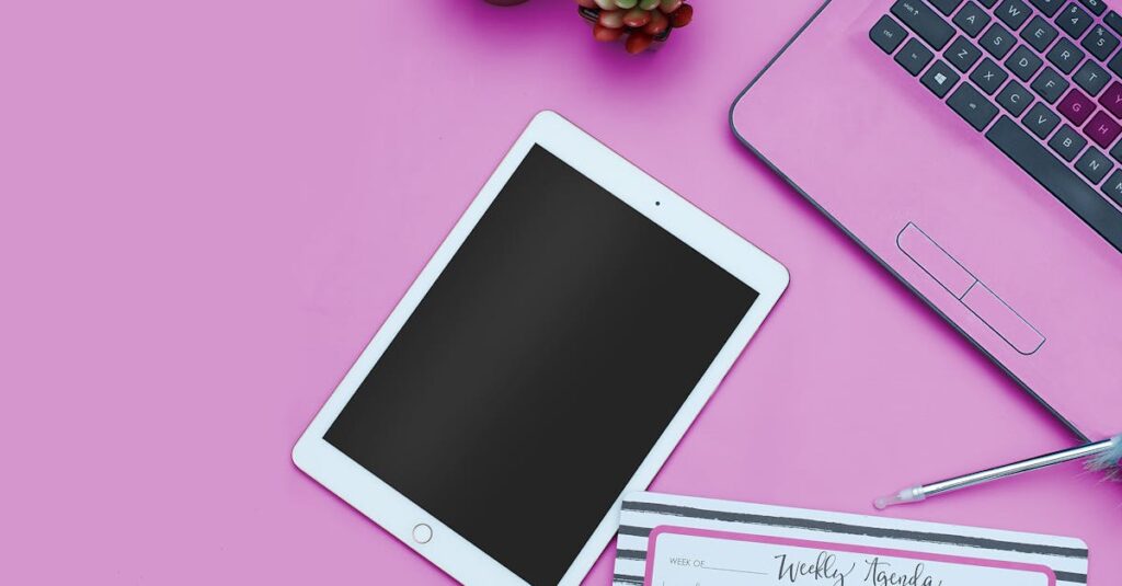 紙の家事リストとスマホアプリを比較しながら家事管理する様子