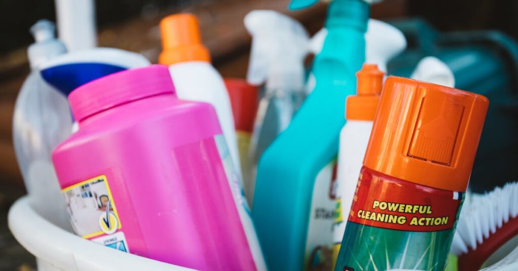 家事の見える化に役立つアプリやツールを使って家族が家事を分担している様子のイメージ