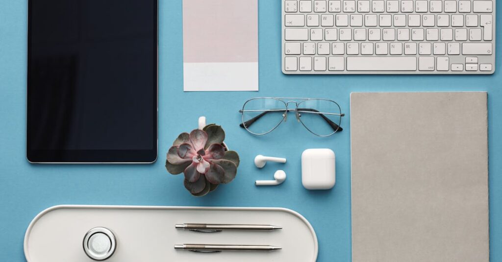 家族がタブレットやスマホを使って家事分担や会議内容を共有している様子（デジタル活用の場面）