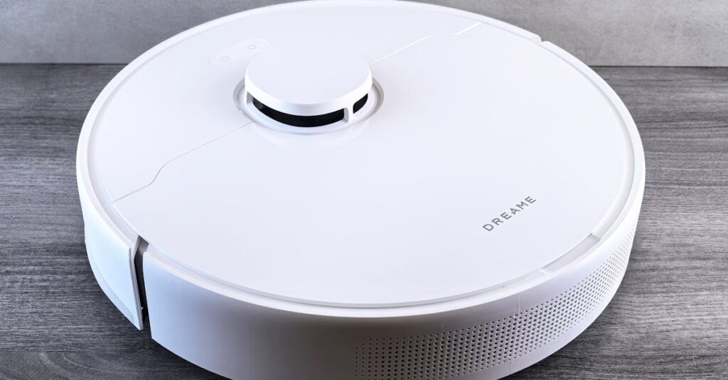 ロボット掃除機や自動洗濯機など、家事の自動化で生活が効率化されている現代の家庭風景