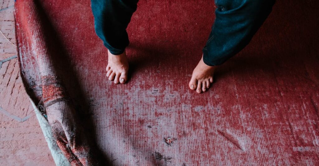 自分に合った家事マイルールを作るためにメモを取って考える主婦の様子