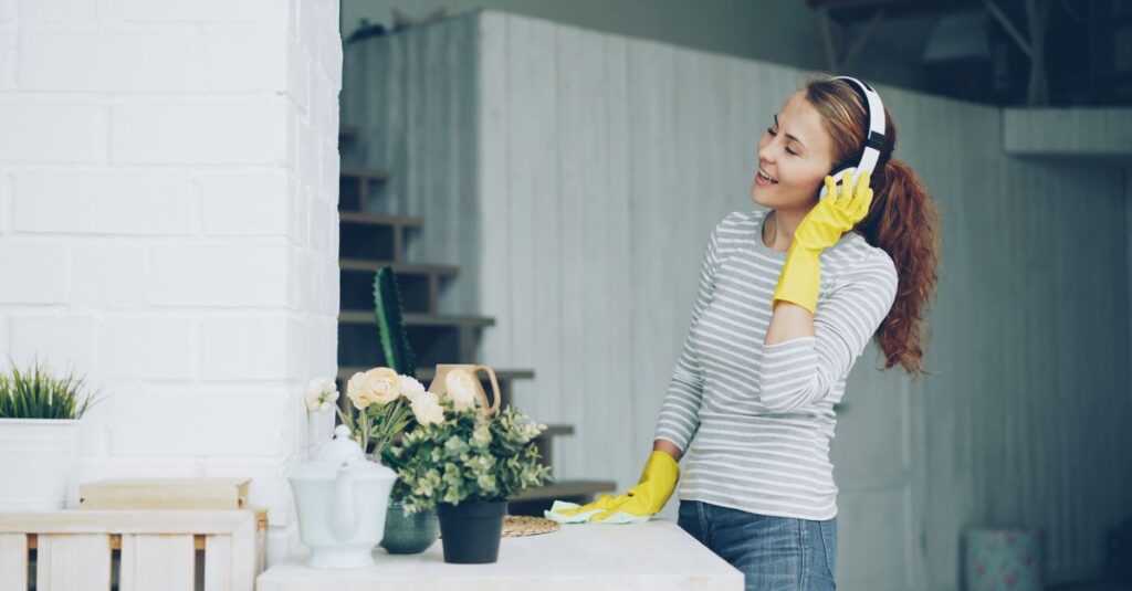 家事の計画を立てている女性が、時間を管理しながら日常のタスクを整理している場面