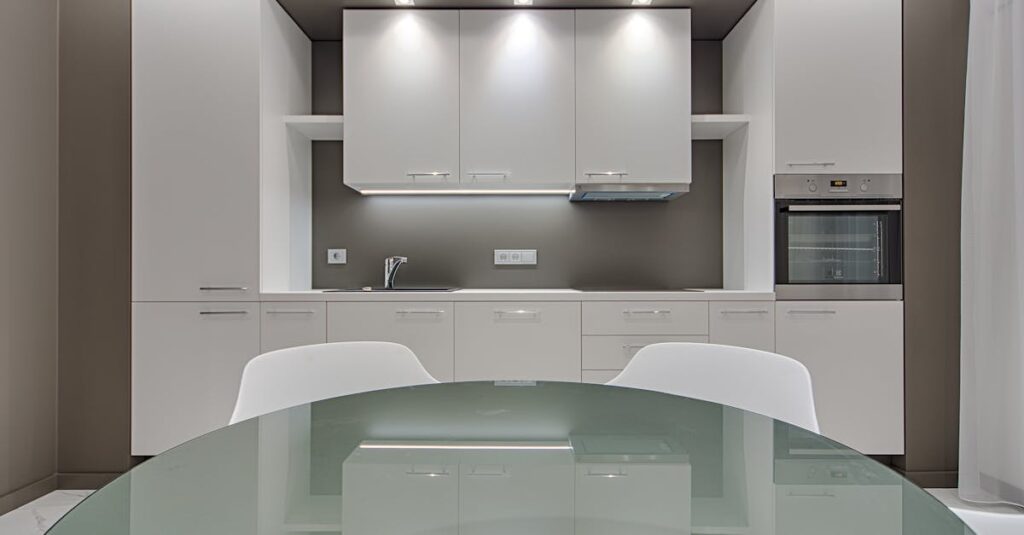 ミニマルで片付いたキッチン空間。家事の効率化が感じられる清潔な台所の風景。