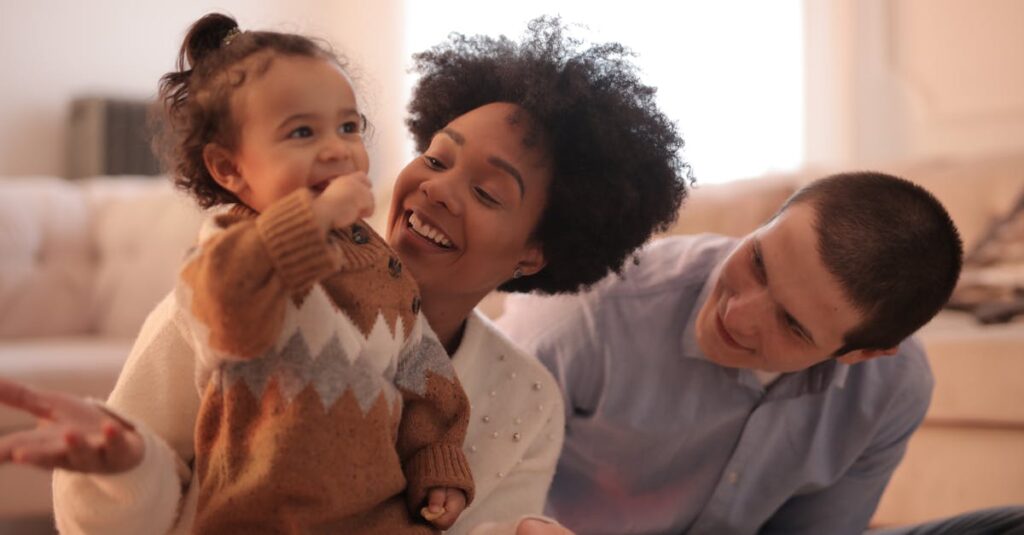 家庭で和やかに笑いながら家事分担の話し合いをしている家族の様子（ユーモアがある会議風景）