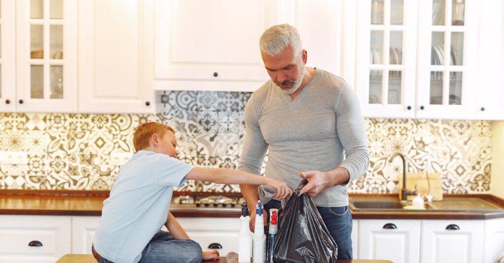 共働き家庭での家事を仕組み化し、効率的にこなす様子を描いたイラスト。家族みんなで分担して動く風景。