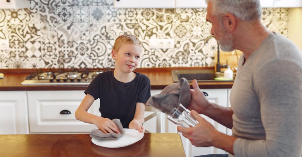 ルーティン化された家事をこなす家族の様子。効率的な動きと連携が見て取れる日常風景。