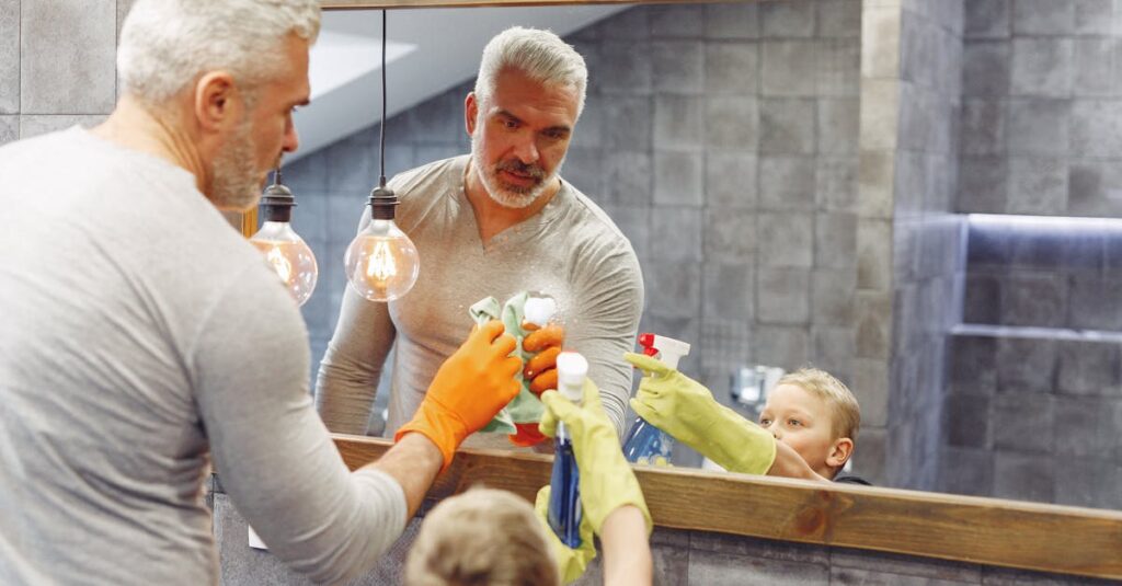 ルーティン化された家事をこなす家族の様子。効率的な動きと連携が見て取れる日常風景。