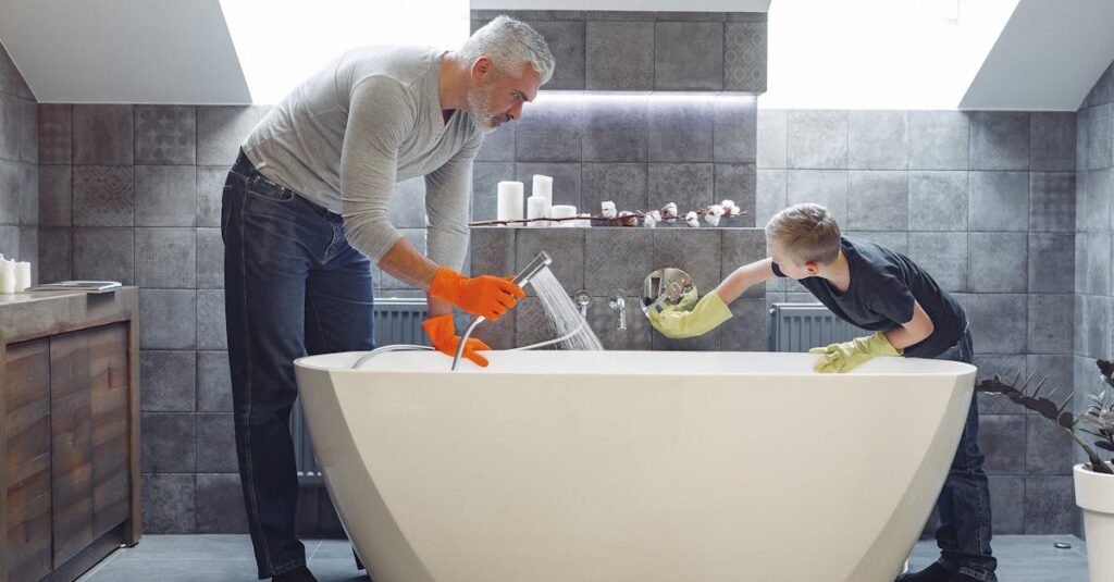 家族全員が家事を分担し協力して取り組む、日常の温かい家庭風景を描いた場面