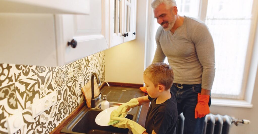 家族全員で協力して家事を効率よくこなす様子。分担と仕組み化で時短を実現するイメージ。