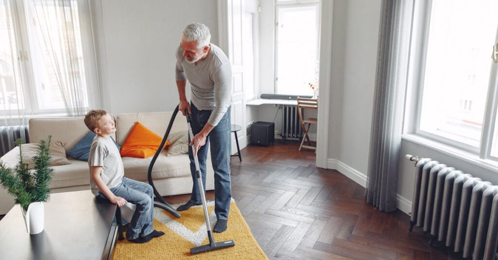 家族で家事分担テンプレートを使いながら楽しそうに協力している16:9イラスト画像。