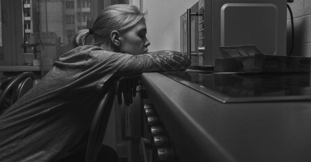 家事で疲れきった女性が台所に座り込んでいる様子。改善すべきは努力ではなく仕組みだと気づく瞬間。