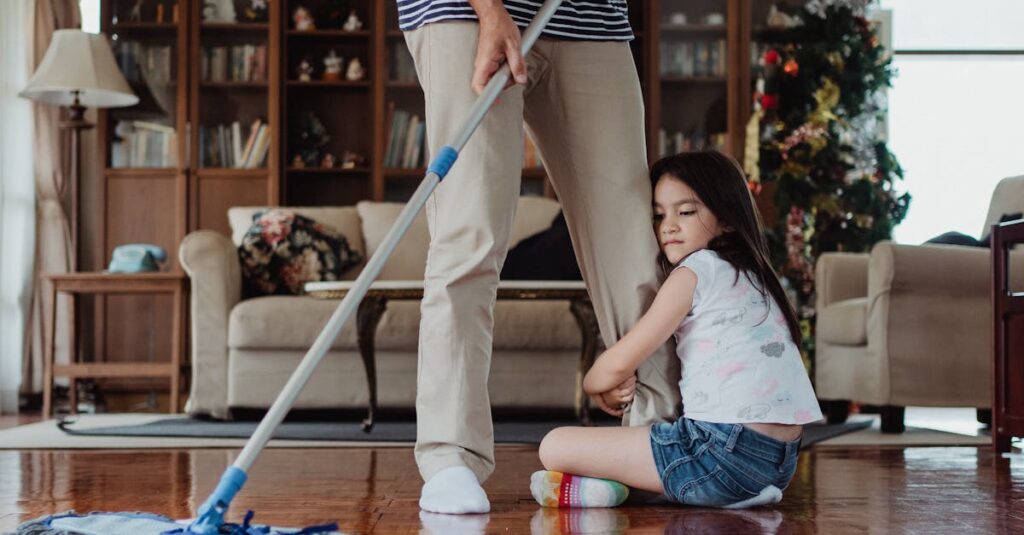 家族会議で家事分担の合意形成をしている様子のイラスト