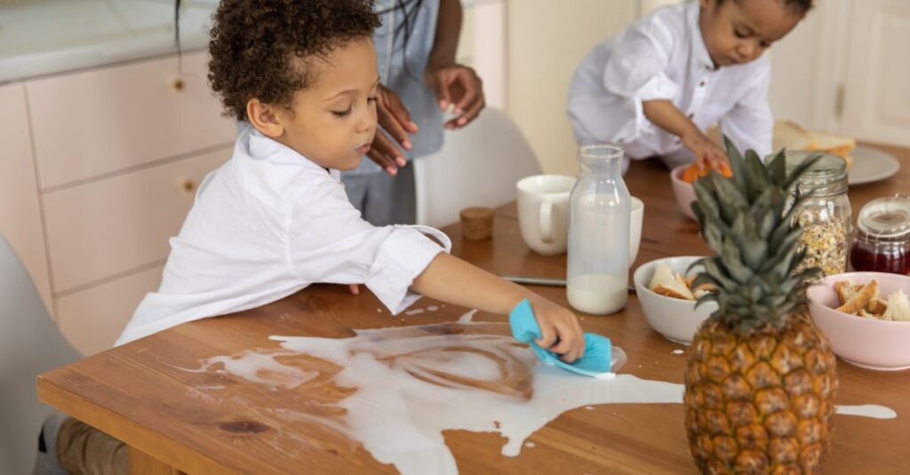 子どもも交えて家事分担の話し合いを行い、家族全員で協力する様子