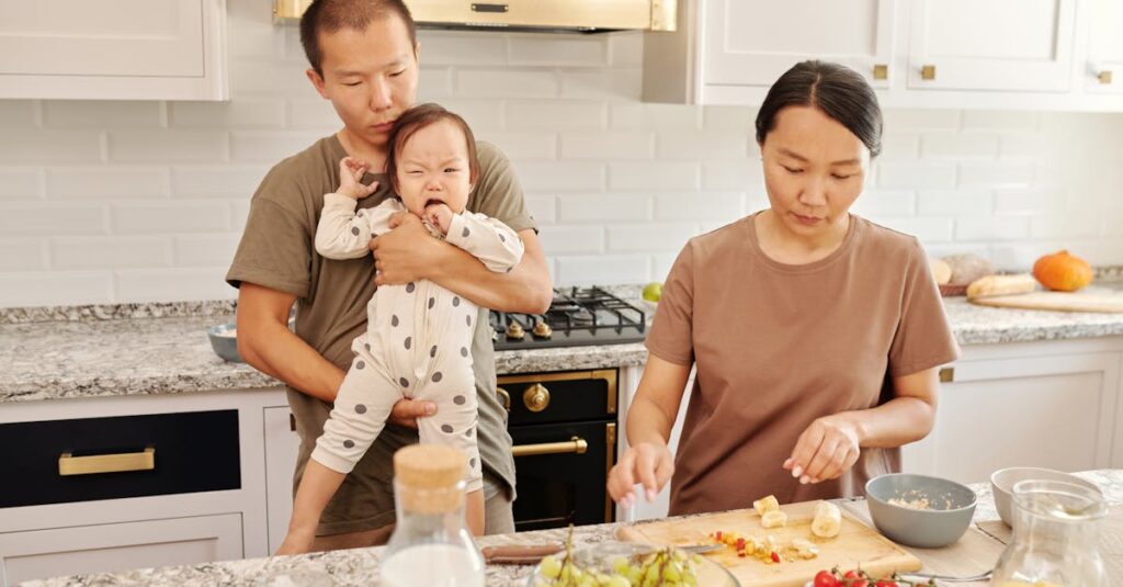 家族全員でホワイトボードを使って家事分担を話し合っている様子(役割やタスクを整理している場面)