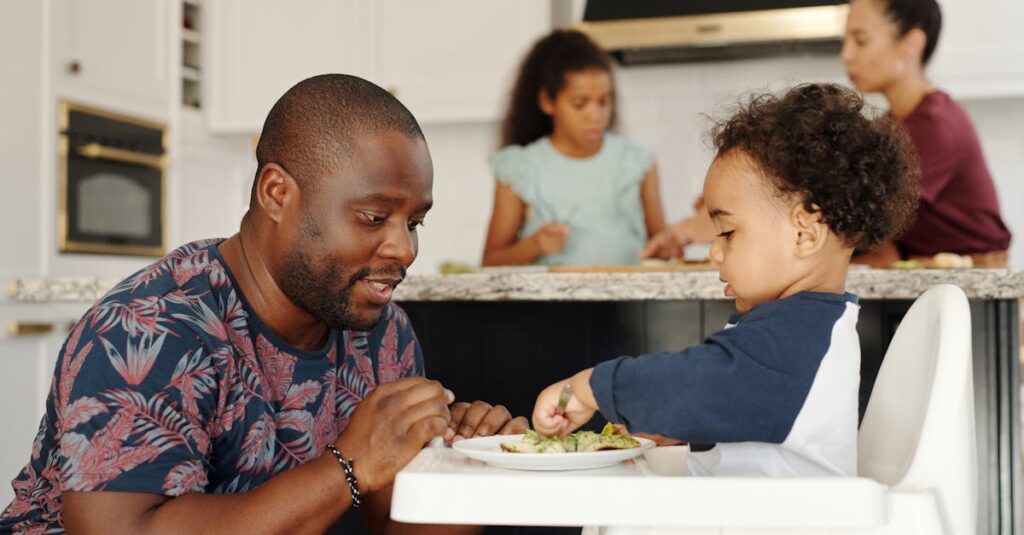 家庭のテーブルで全員が主体的に参加する家事会議の様子(親子が和やかに話し合っている)