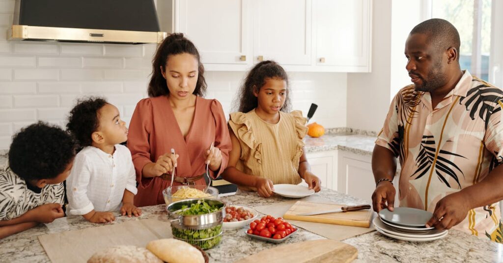 キッチンで家事について家族会議を開く様子を描いた画像（父母子が真剣に話し合っている）