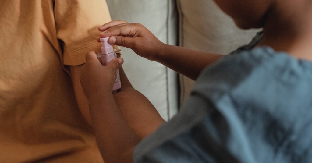 家族が家事を分担して協力する様子。家族間でルールを共有し効率化するイメージ。