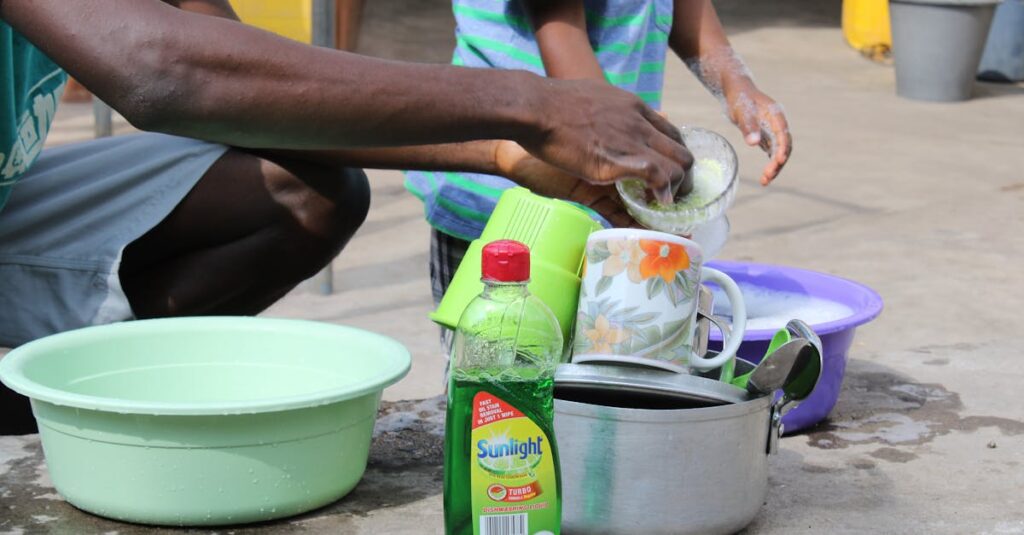 家族で家事を分担して効率よく進める様子