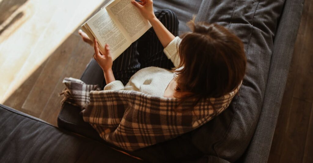 家事の効率化で余裕が生まれた家庭の様子。家族がゆったり過ごす快適な生活のイメージ。