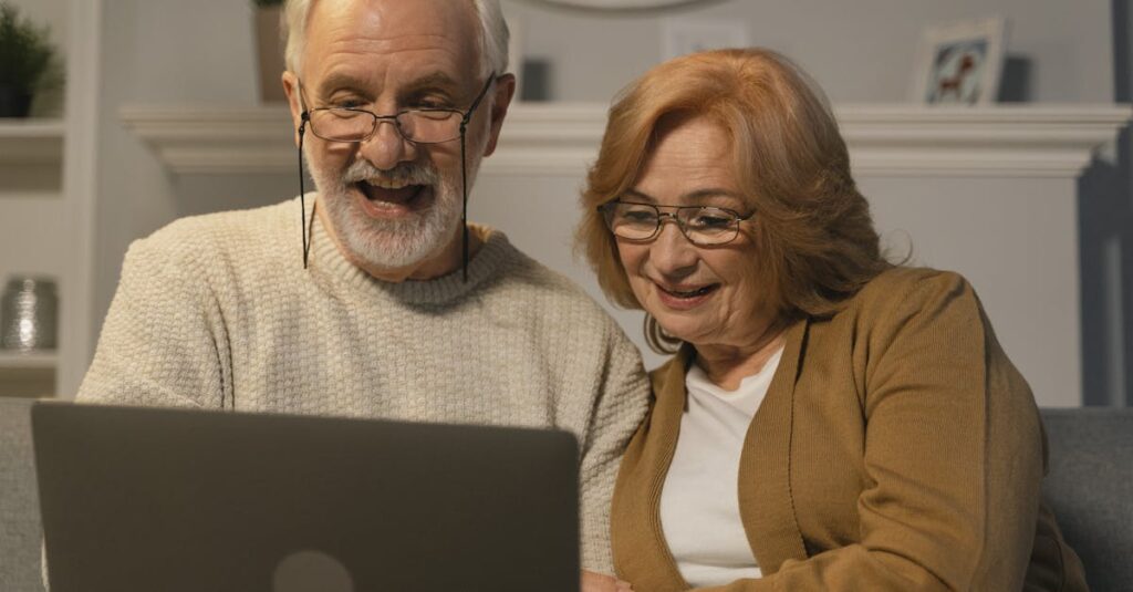 家庭で和やかに笑いながら家事分担の話し合いをしている家族の様子（ユーモアがある会議風景）