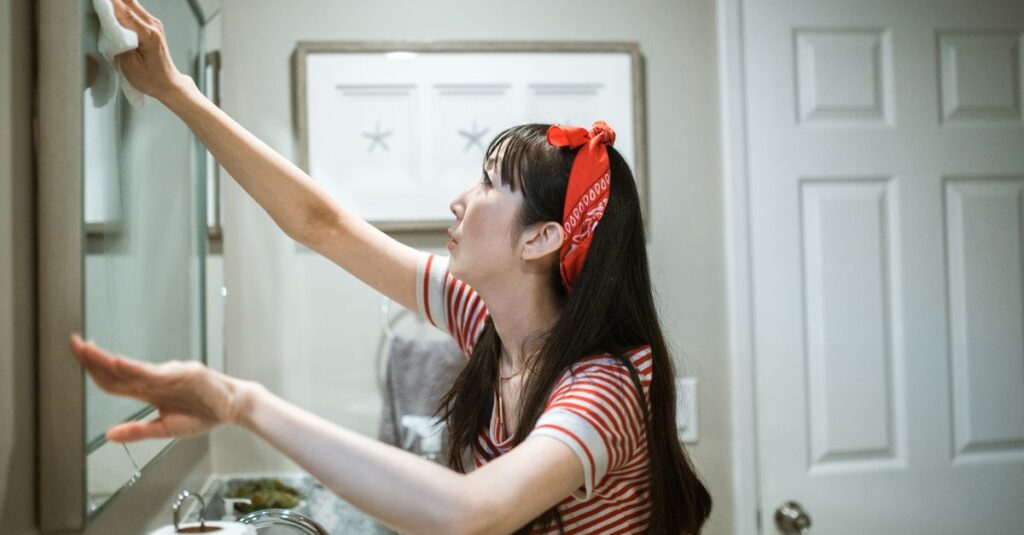 自分に合った家事マイルールを作るためにメモを取って考える主婦の様子