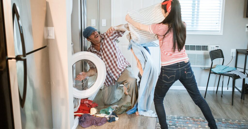 家族で家事の役割分担を話し合いながら見える化して進める様子