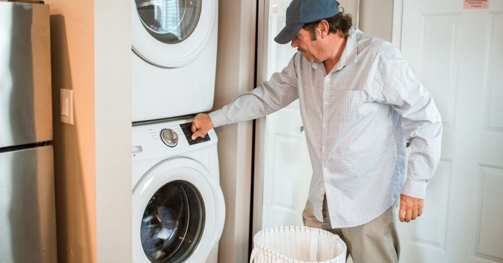 共働き家庭での家事を仕組み化し、効率的にこなす様子を描いたイラスト。家族みんなで分担して動く風景。