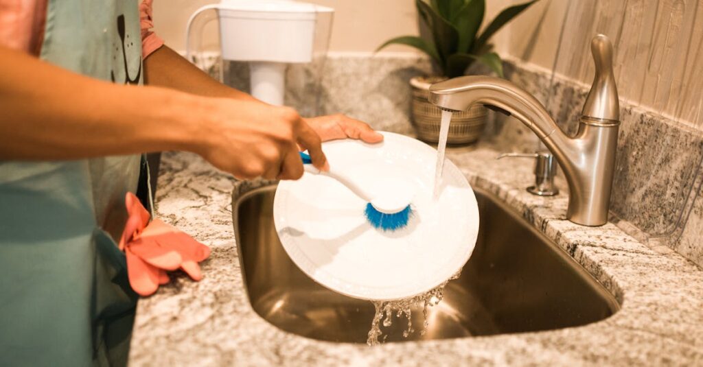 今すぐやめても問題ない家事のリストを確認する女性の様子