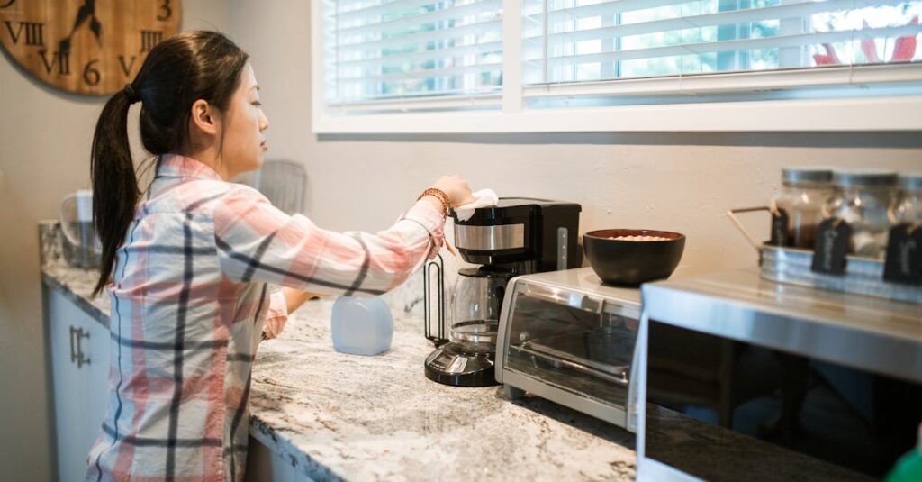 家庭内の作業を細かく分解し、効率的に再設計する様子。キッチンや洗濯スペースの動線改善や、作業工程の整理が表現されたイラスト。