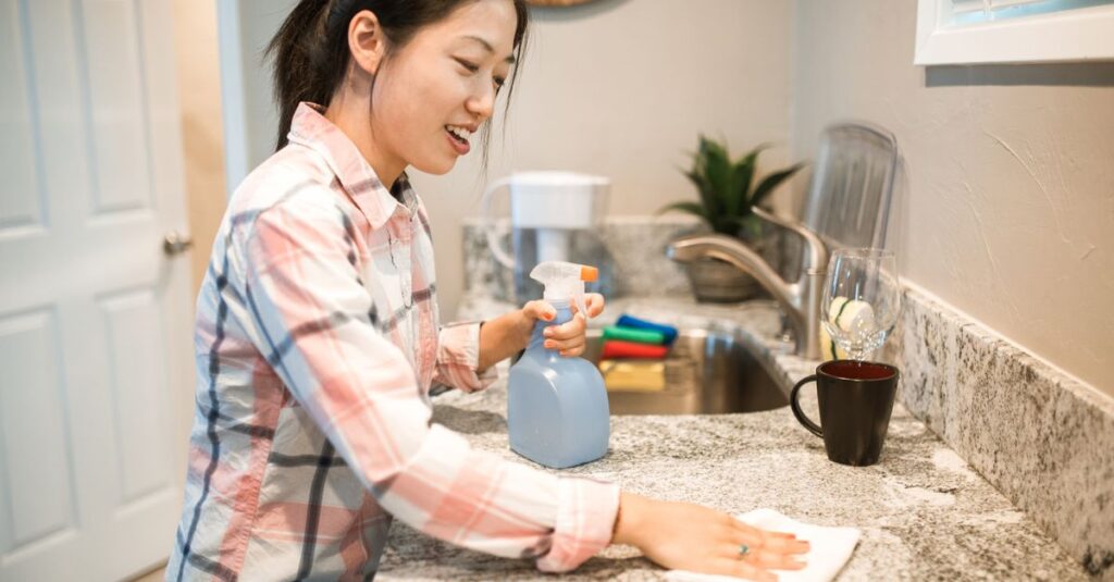 今日だけ家事を1つやめてみる決断をする女性の様子