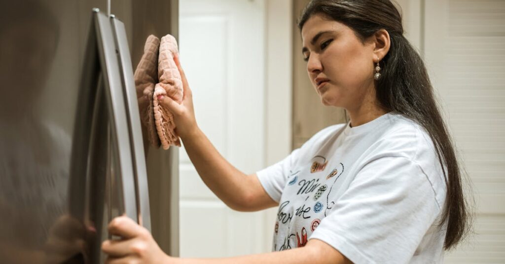 家事を続けた自分に小さなご褒美を与える様子を描いたイメージ画像