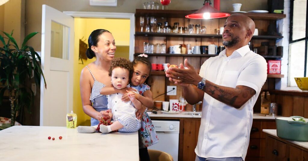 親世代と若世代が協力して家事を分担している多世代同居家庭の様子