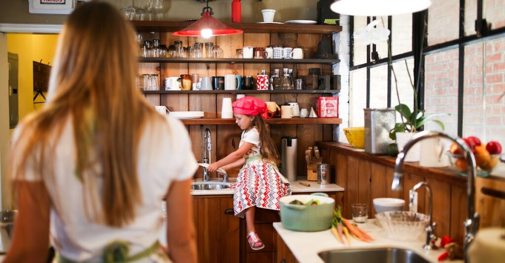 家族全員が家事を分担し協力して取り組む、日常の温かい家庭風景を描いた場面