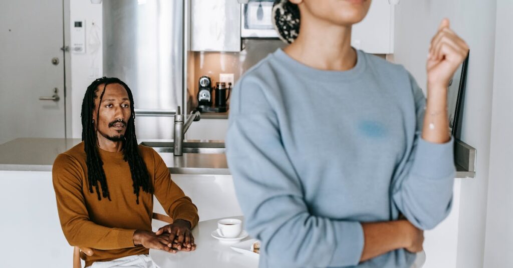 家事分担の話し合い中に感情的になりかけた夫婦が冷静になるために一時中断する様子