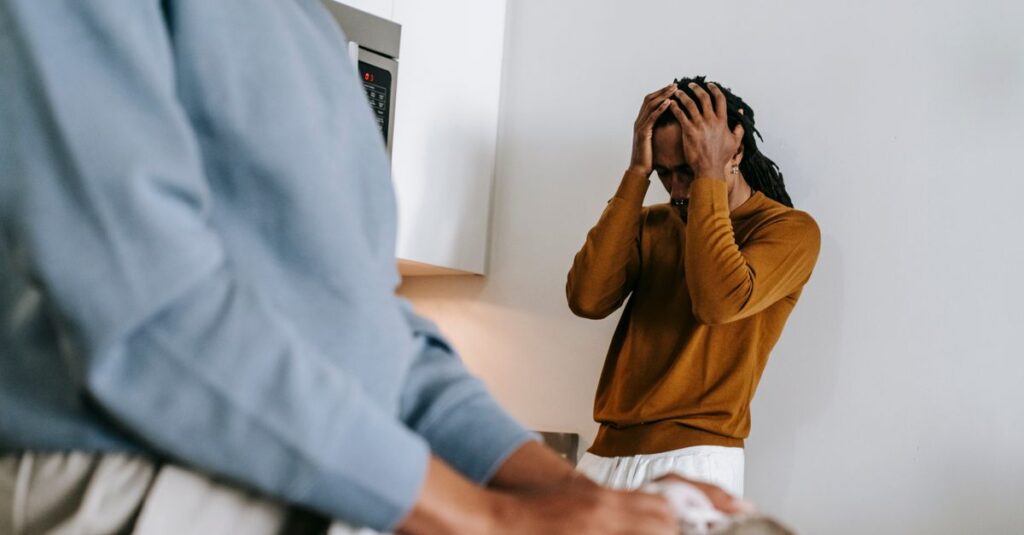 家事分担の話し合いをスムーズに進めるために台本を見ながら会話をする夫婦のイメージ