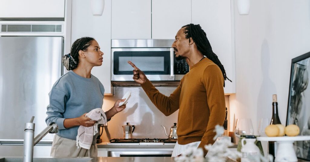 家事分担の話し合い中に感情的になりかけた夫婦が冷静になるために一時中断する様子