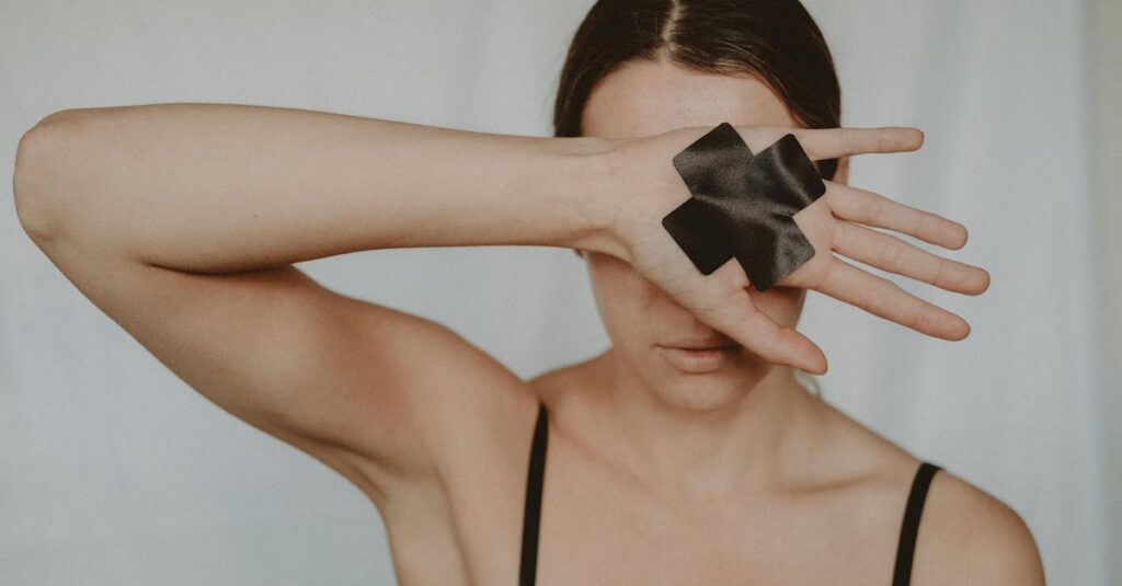 今すぐやめても問題ない家事のリストを確認する女性の様子