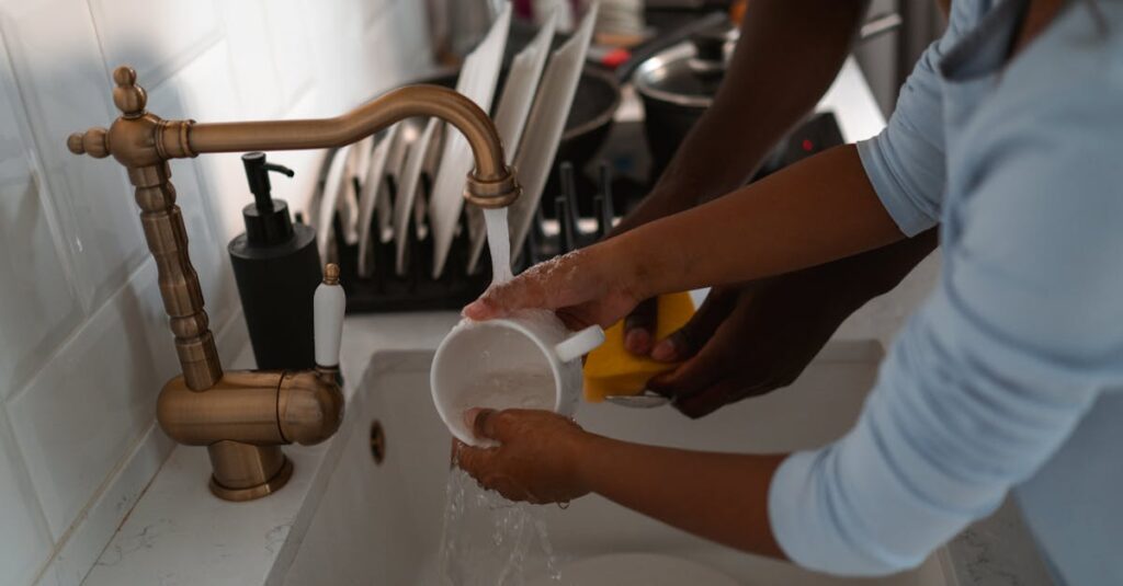 共働き家庭で家族全員が家事を分担し、効率よく仕組み化されたルールに沿って動くイラスト。