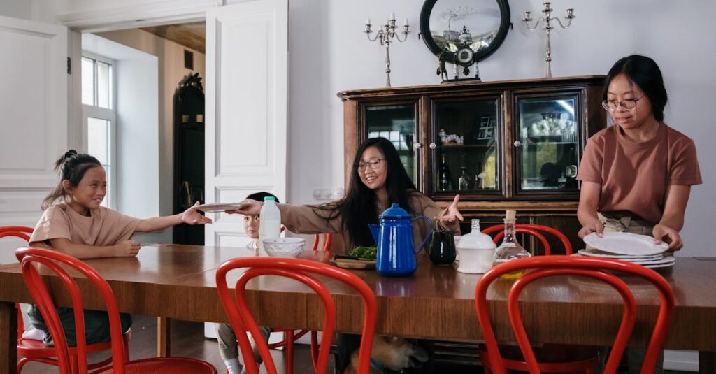 家事フレームを活用して笑顔で家事を分担する家族のイメージ