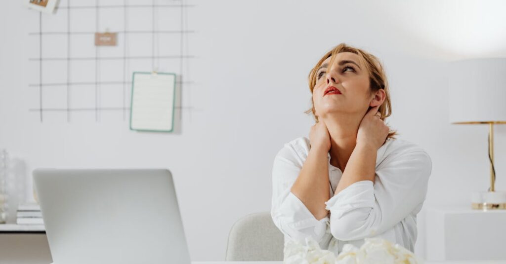 家事に追われ疲れ切った女性がイライラしている様子を表す16:9のイラスト画像。