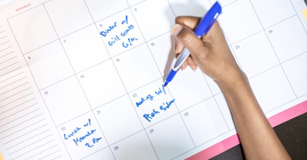 家事のタスクチェックリストとカレンダーが壁に貼られ、家族で共有されている様子を描いた場面