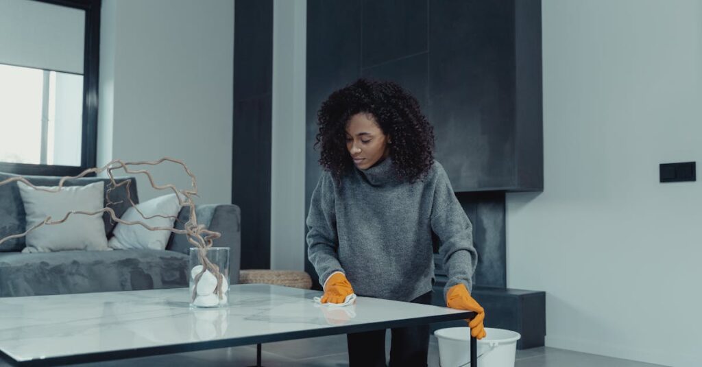 感情のすれ違いによって家事の不満が生まれる様子を描いたイラスト