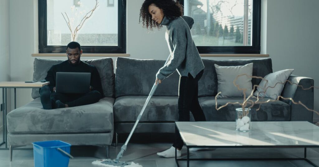 共働き夫婦が家事フレームで協力して家事を分担しているイメージ