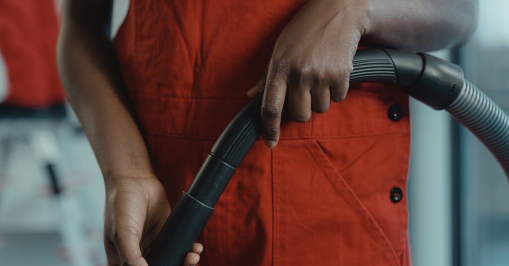 見えない家事が夫婦間に誤解を生む様子を示すイラスト