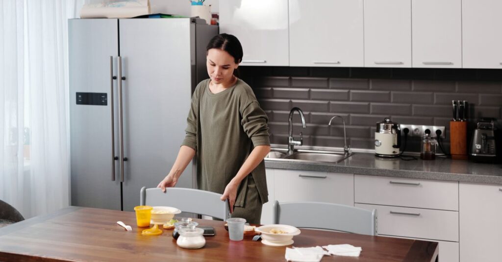 家事の計画を立てている女性が、時間を管理しながら日常のタスクを整理している場面