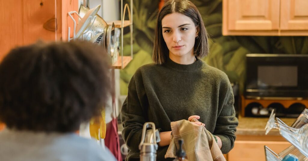 家族全員が協力して家事を分担する様子。タスクを明文化して共有し、ロボット掃除機なども活用する現代的な家庭の風景。