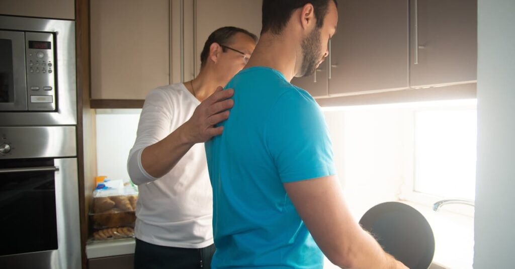 共働き家庭での家事を仕組み化し、効率的にこなす様子を描いたイラスト。家族みんなで分担して動く風景。